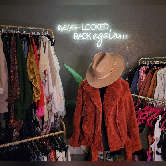 Meet your Posher, Jennifer - Picture 2 of 9